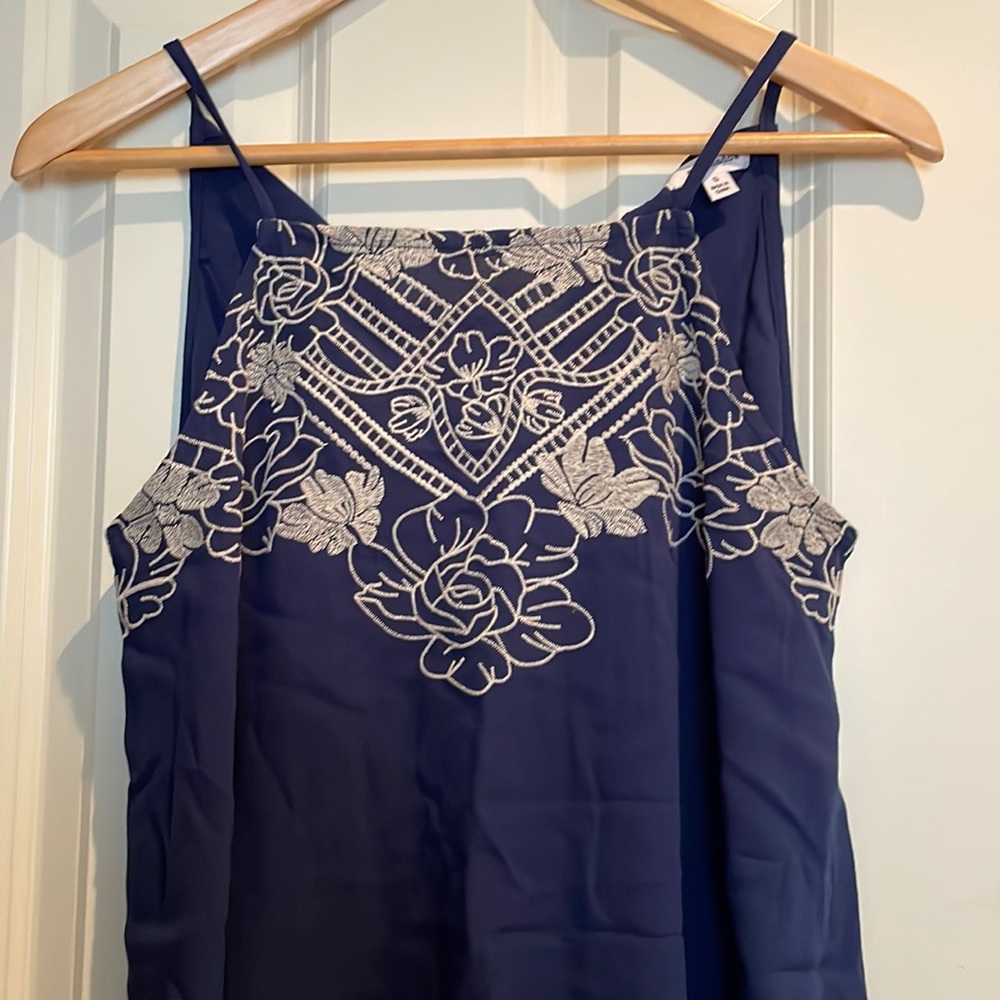 Eyeshadow small blue floral pattern in tan.